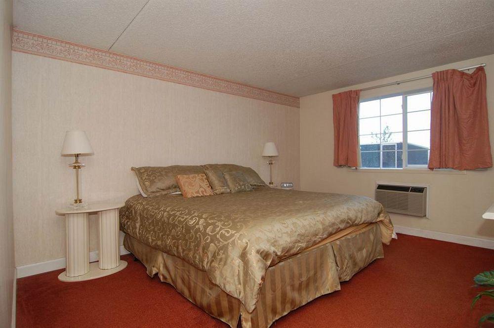 Knights Inn And Suites - Grand Forks Room photo