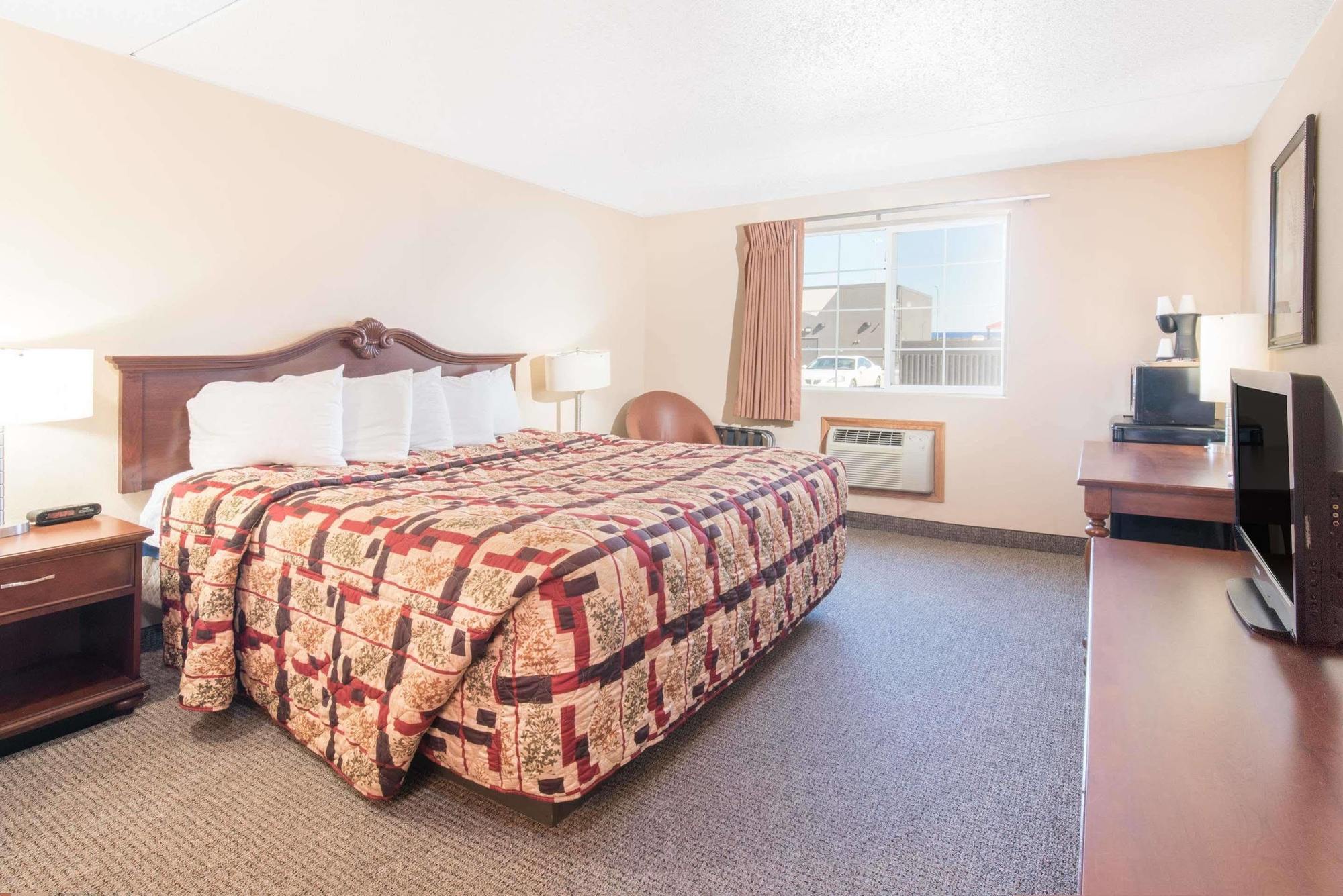 Knights Inn And Suites - Grand Forks Exterior photo